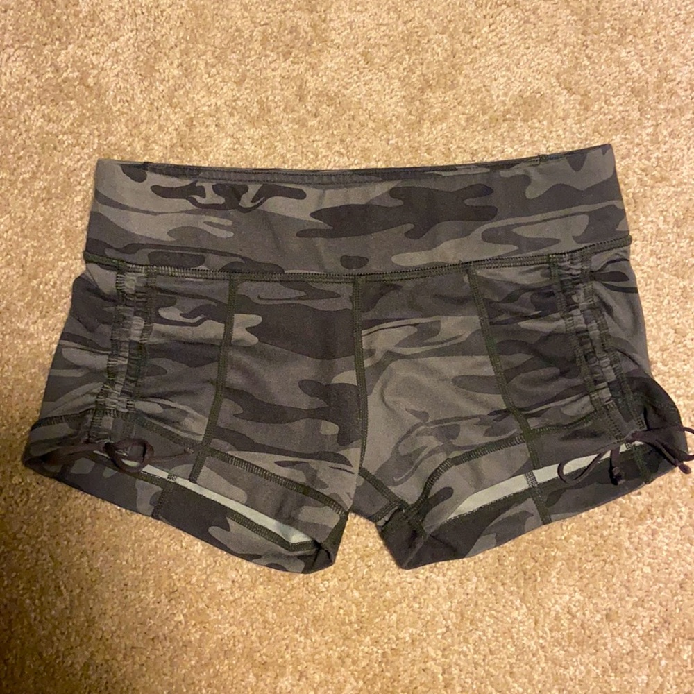 Lululemon hot yoga run short camo green CUTE 4